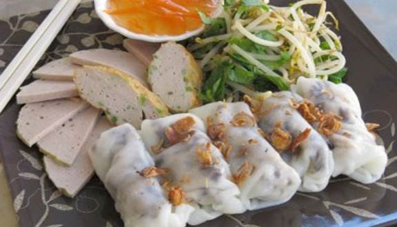 Vớt bánh lên cho ra đĩa cuộn lại