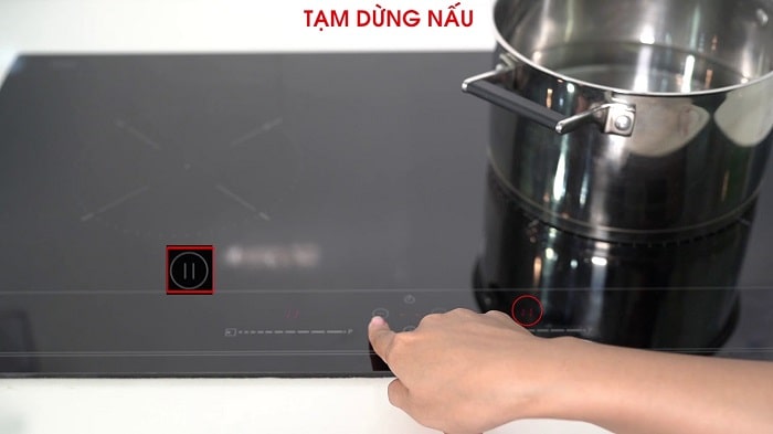 Ảnh sử dụng tính năng tạm dừng nấu trên Teka IBC 72300