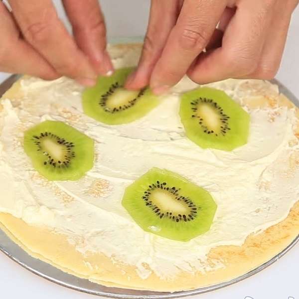 phết kem và thêm vài lát kiwi mỏng